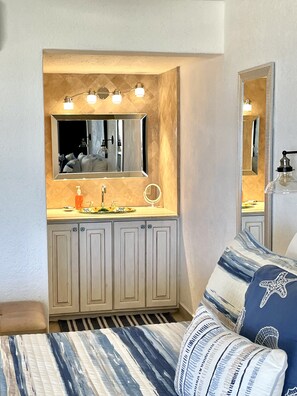 2 bedrooms, iron/ironing board, travel crib, WiFi - BEST LOCATION in complex! Lower level, Pool side, Ocean view - Just remodeled! (Cabo San Lucas)