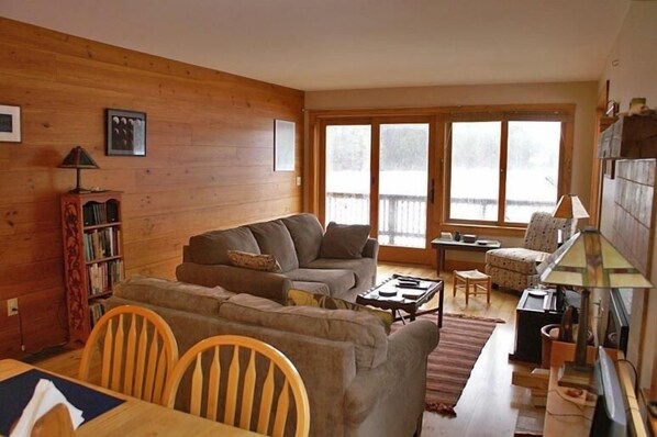 Televisión, reproductor de DVD y estéreo 