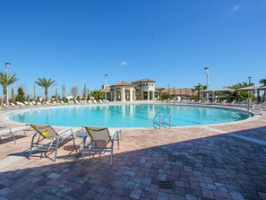 Piscina all'aperto, una piscina riscaldata