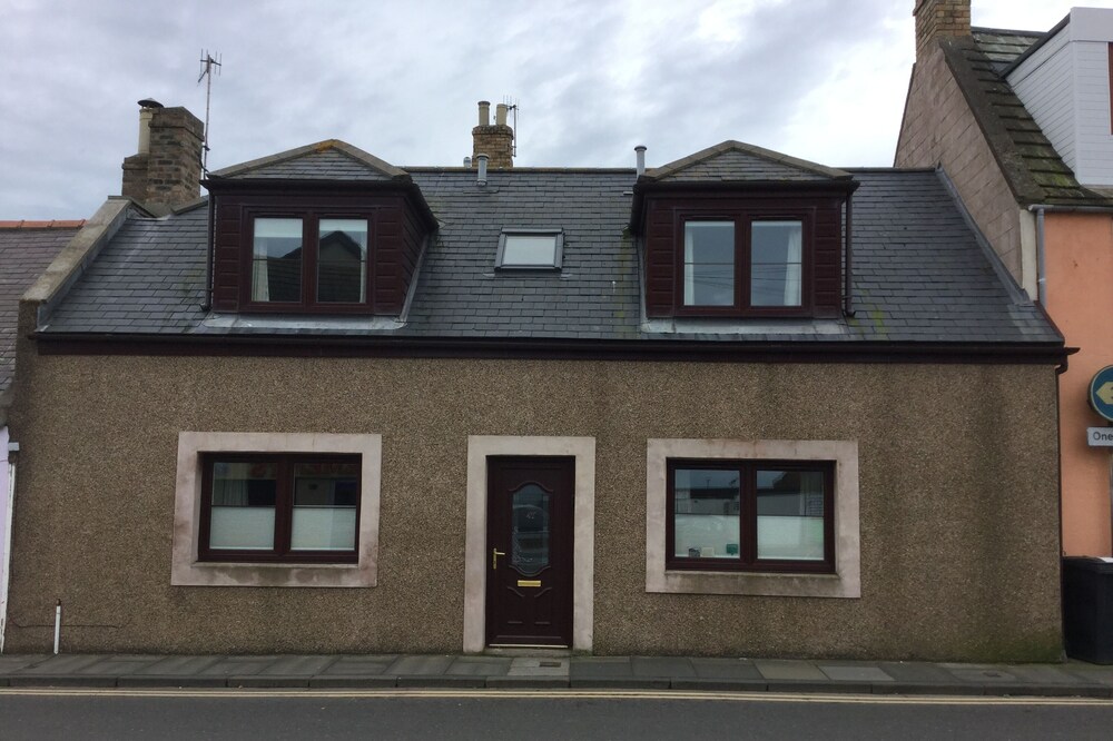 Beautiful holiday house with sea views in centrally located to all amenities