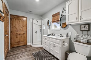 Combined shower/tub, hair dryer, towels