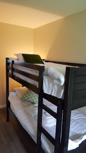 7 bedrooms, iron/ironing board, free WiFi, bed sheets - Gorgeous All Season Water Front Cabin (Belleville)