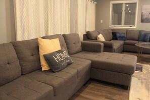 Smart TV, fireplace, video games, DVD player - Gorgeous All Season Water Front Cabin (Belleville)