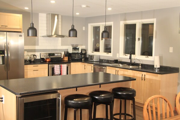 Fridge, microwave, oven, stovetop - Gorgeous All Season Water Front Cabin (Belleville)