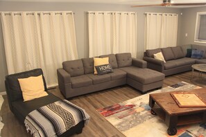 Smart-TV, Kamin, Videospiele, DVD-Player