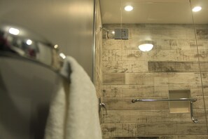 Ensemble baignoire-douche, douche cascade, séchoir à cheveux