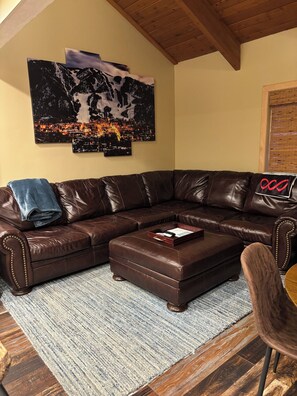 Smart TV, fireplace, DVD player, stereo