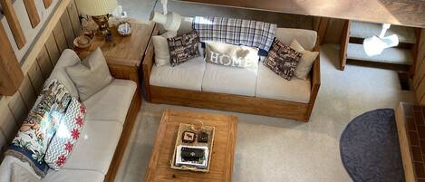 Televisión de pantalla plana, chimenea y reproductor de DVD