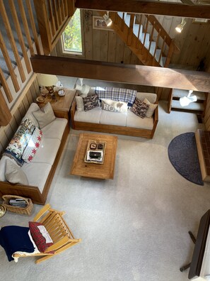 Flatskjerm-TV, peis, DVD-spiller og bordtennis