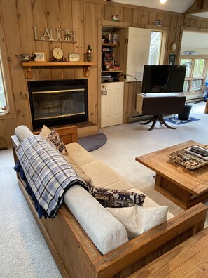 Flatskjerm-TV, peis, DVD-spiller og bordtennis