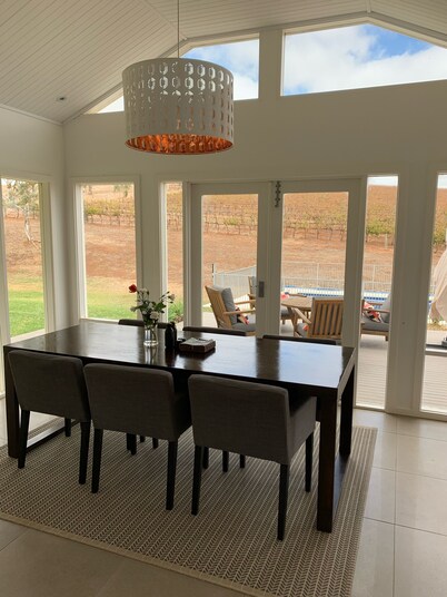 Vineyard views, large deck, Pet friendly, WiFi, Netflix, Pool, Firepit, Aircon