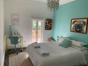 4 camere, una scrivania, ferro/asse da stiro, culla da viaggio