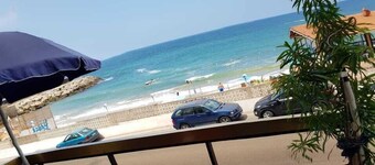 AlSaeed Residence is a 200m duplex apartment located on the seaside of Jounieh.