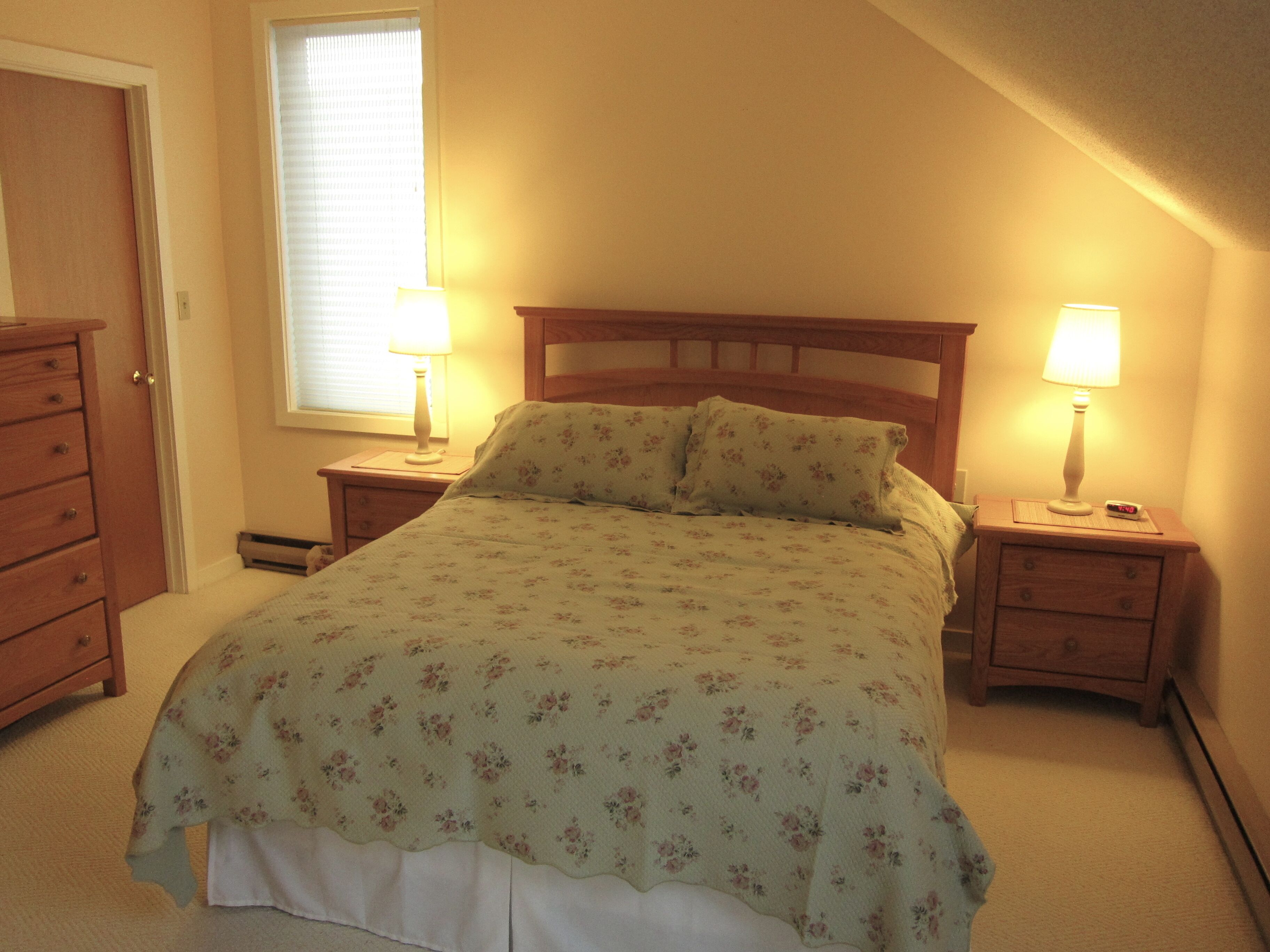 Comfortable quiet 3BR/2BA next to National Forest, on ski shuttle bus route