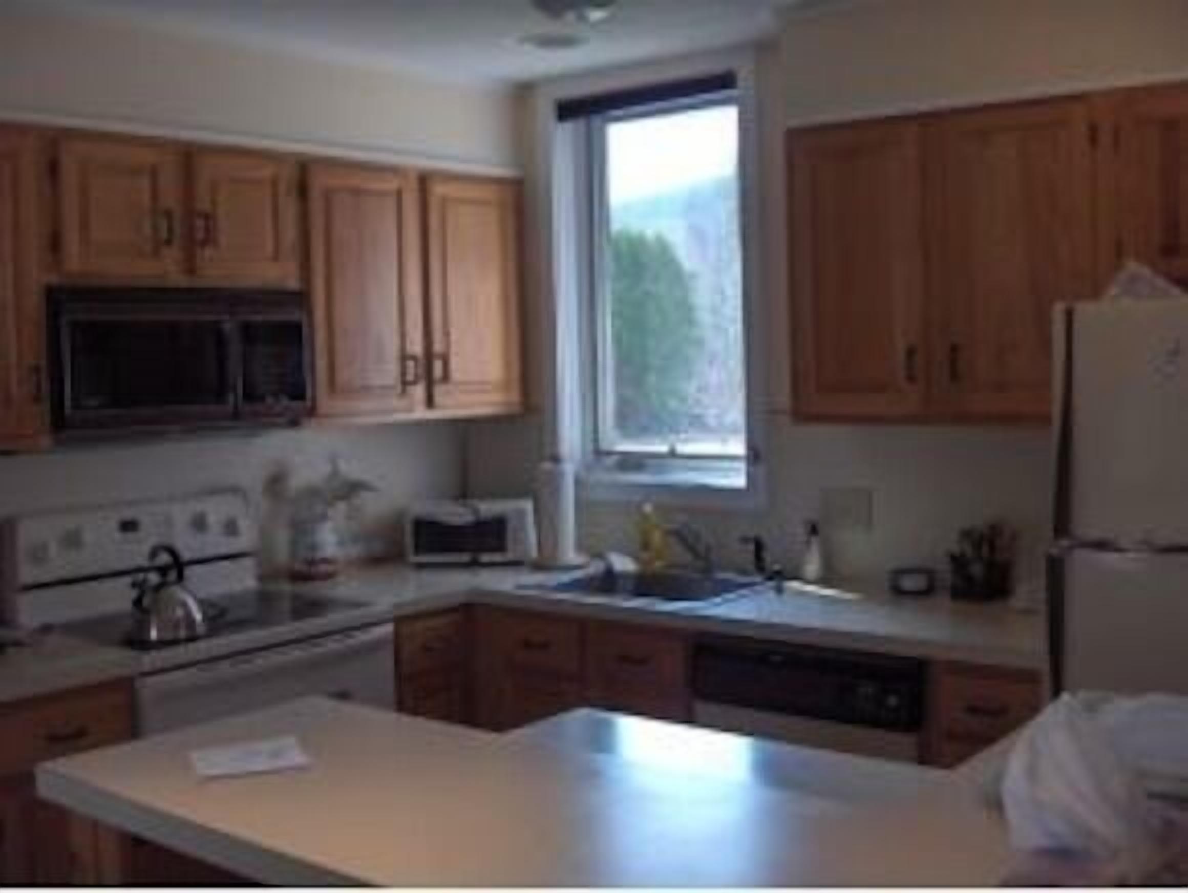 Comfortable quiet 3BR/2BA next to National Forest, on ski shuttle bus route