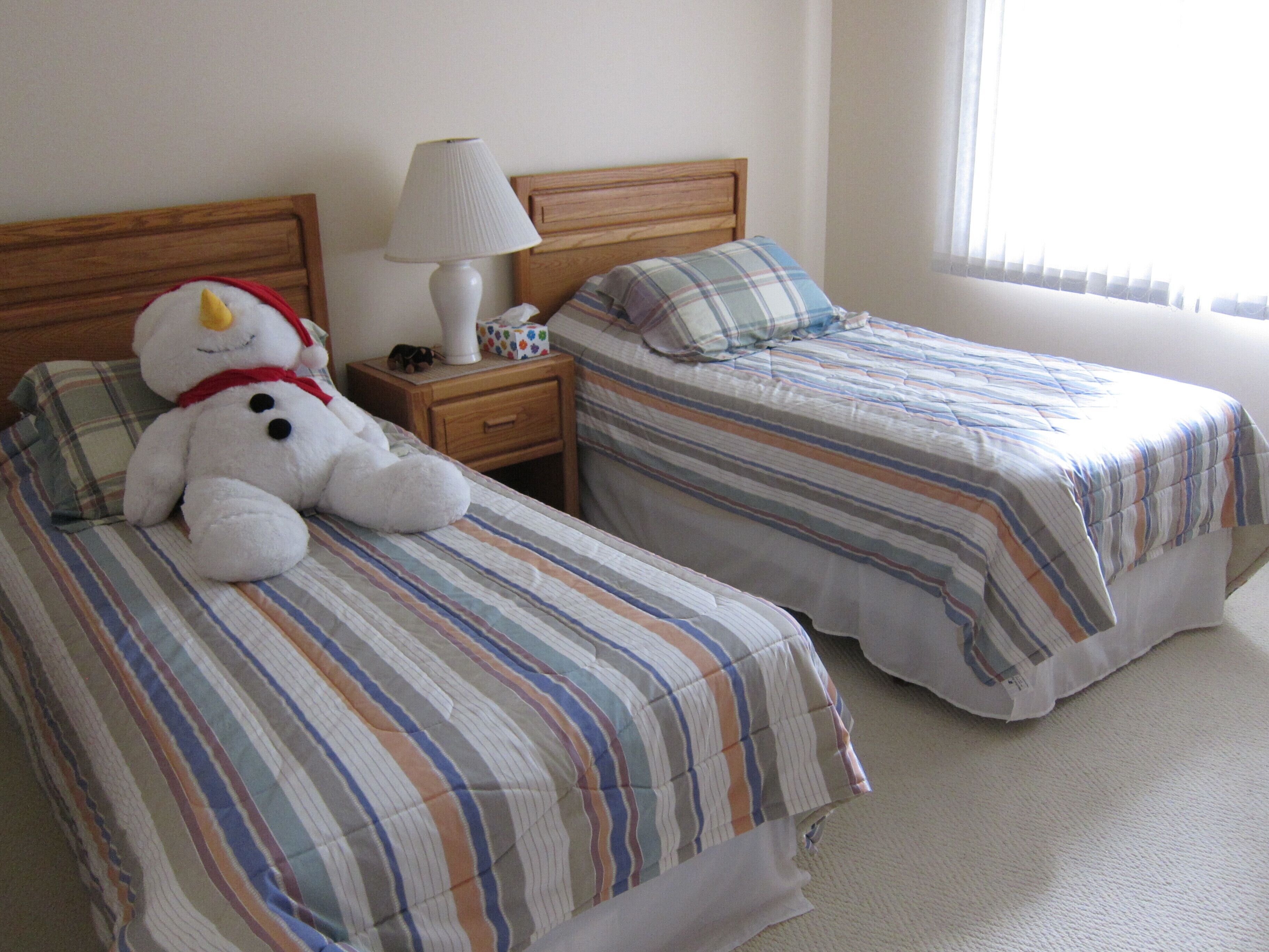 Comfortable quiet 3BR/2BA next to National Forest, on ski shuttle bus route