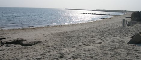 Sur la plage, chaise longue