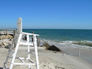 En la playa, sillas reclinables de playa