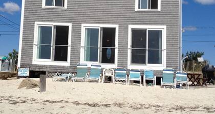 OCEANFRONT, PRIVATE BEACH AND DECK, AMAZING VIEWS, KAYAKS, 2 Story House, 4+BR