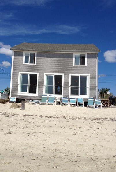 OCEANFRONT, PRIVATE BEACH AND DECK, AMAZING VIEWS, KAYAKS, 2 Story House, 4+BR