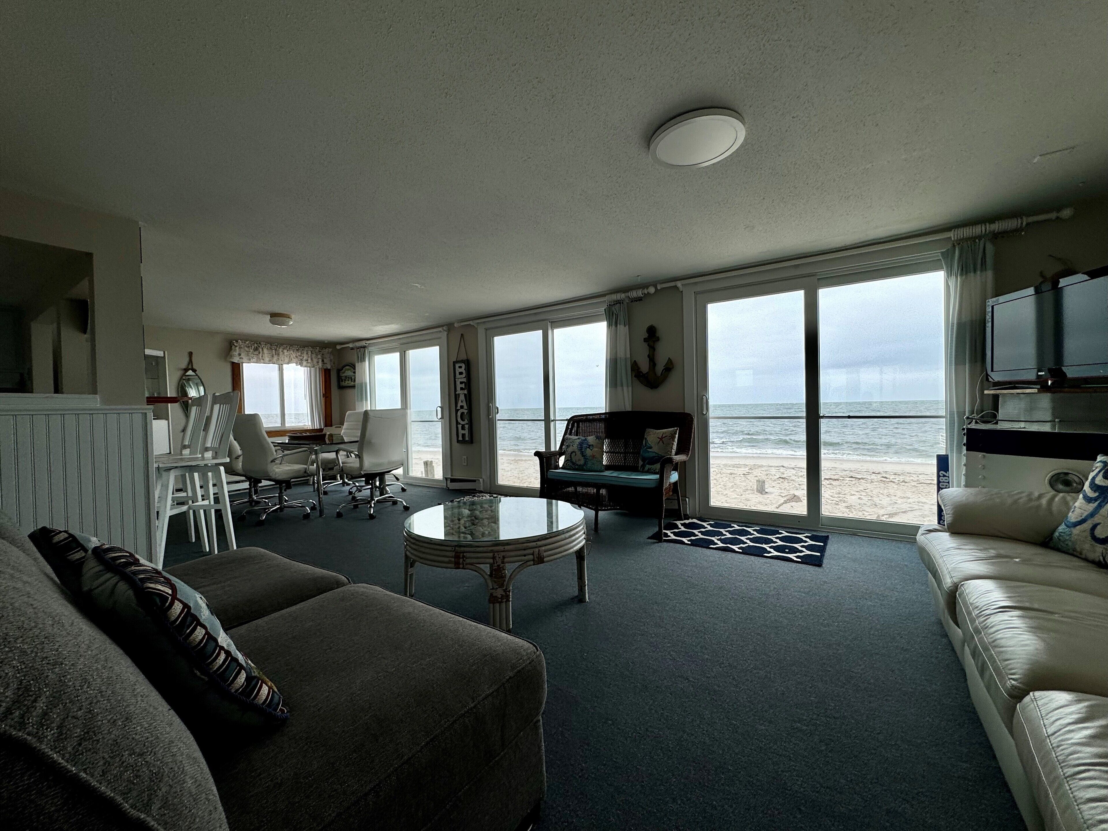 Älytelevisio, DVD-soitin, pöytäjalkapallopöytä