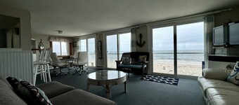 OCEANFRONT, PRIVATE BEACH AND DECK, AMAZING VIEWS, KAYAKS, 2 Story House, 4+BR