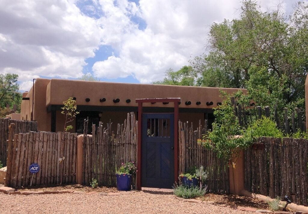  Historic East side. Peaceful garden. Walk to the Plaza &  Canyon Rd