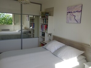 1 slaapkamer, een strijkplank/strijkijzer, gratis wifi, beddengoed