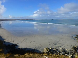 Beach nearby - Welcome to our romantic, traditional thatched blackhouse; an ideal retreat (Lochmaddy)