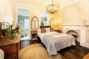 6 bedrooms, iron/ironing board, travel cot, WiFi - The Edward Townhouses 155 & 157 (Orange)
