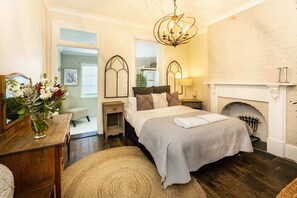 6 bedrooms, iron/ironing board, travel cot, WiFi - The Edward Townhouses 155 & 157 (Orange)