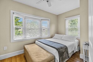 4 dormitorios, tabla de planchar con plancha, cuna de viaje