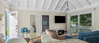 DISCOUNTS for FALL/WINTER! Ocean views, Walk to Beach, Central AC, 4 Car Parking