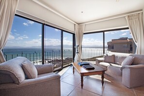 Smart TV, fireplace, DVD player, books