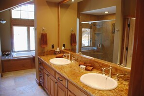 Combined shower/bathtub, hair dryer, towels, soap - Beautiful Mammoth House  Luxury Home, 4 Bed + Loft/5 Bath-Private Owner (Mammoth Lakes)