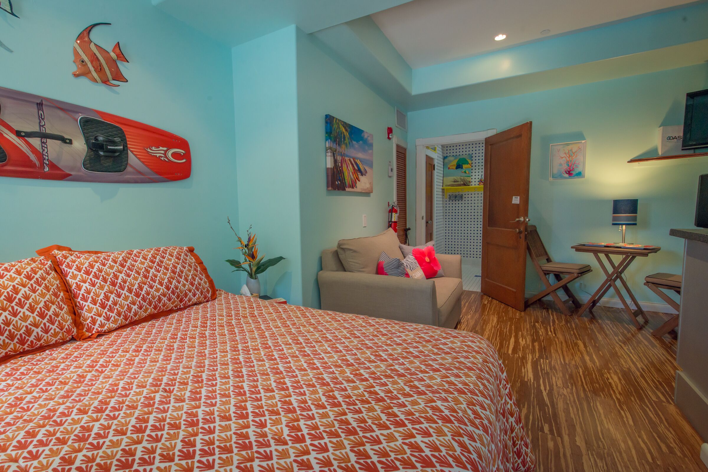 SPRING-SUMMER OPENINGS! KITCHENETTE! WALKIN SHOWER! QUEEN BED