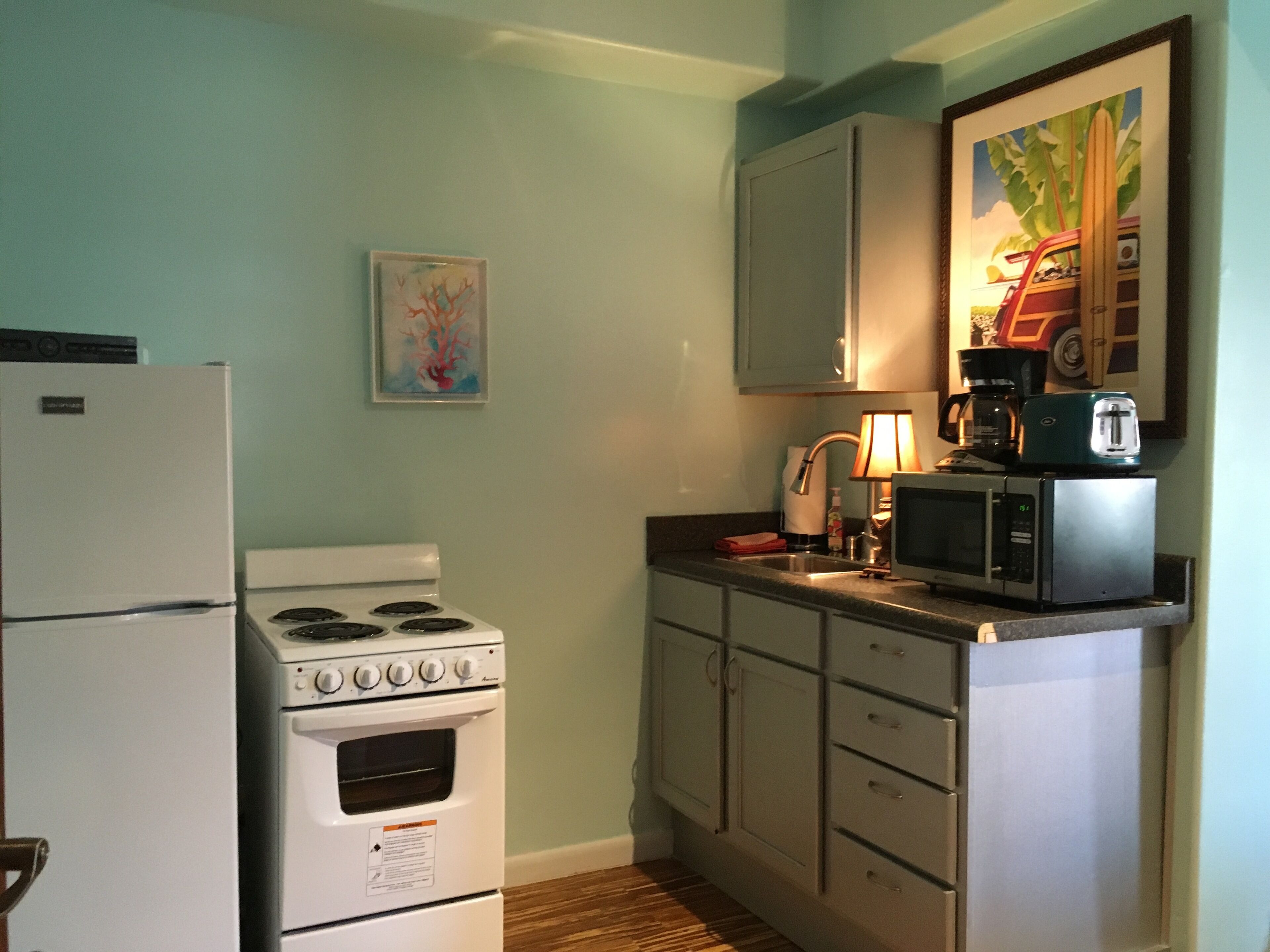 SPRING-SUMMER OPENINGS! KITCHENETTE! WALKIN SHOWER! QUEEN BED