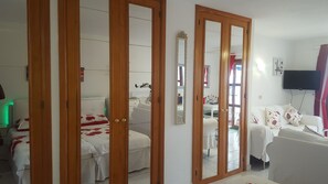 Tallelokero huoneessa, silitysrauta/-lauta, ilmainen Wi-Fi