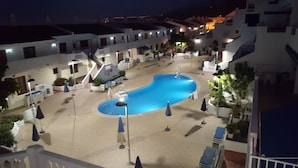 Ett hotell med en swimmingpool, utomhusplats och utsikt över de omgivande byggnaderna.
