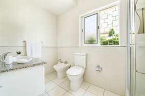Ensemble douche/baignoire, sèche-cheveux, bidet, serviettes fournies