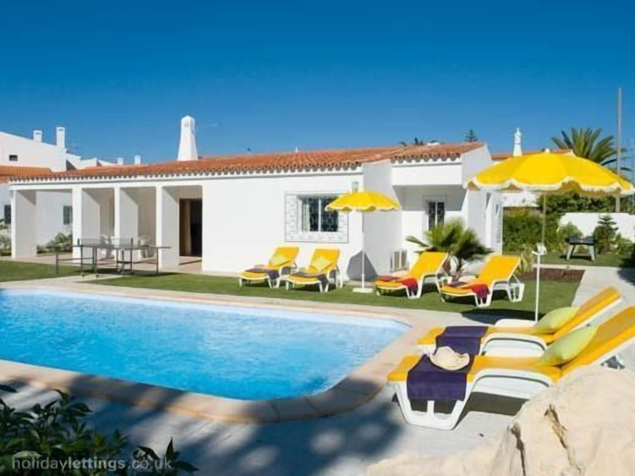Central Albufeira Beside The Strip, With Private Pool And Garden