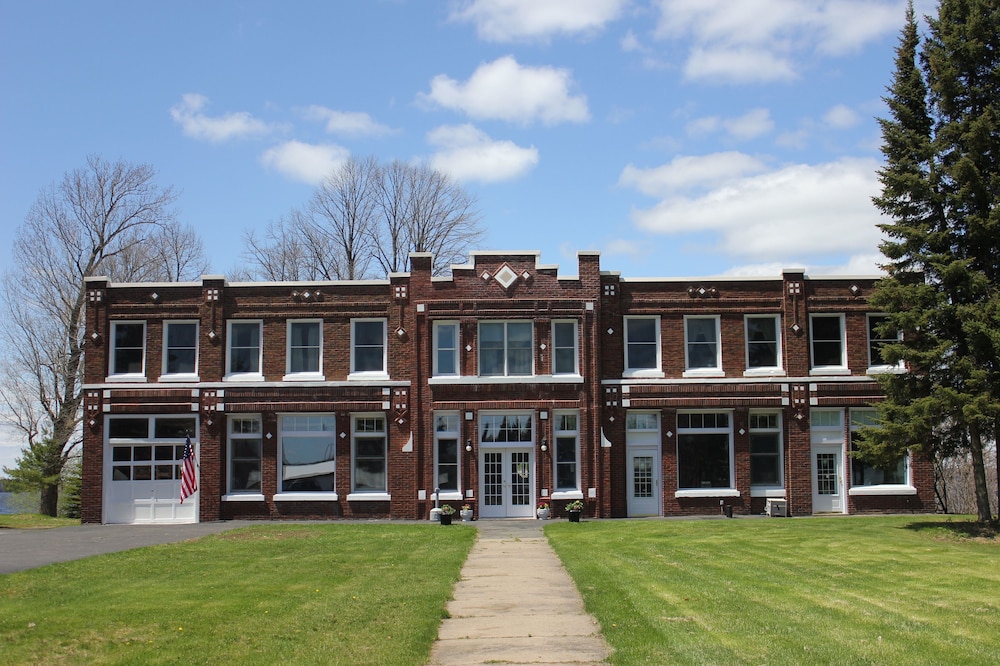 Lake home for family reunions, small weddings, retreats, and more