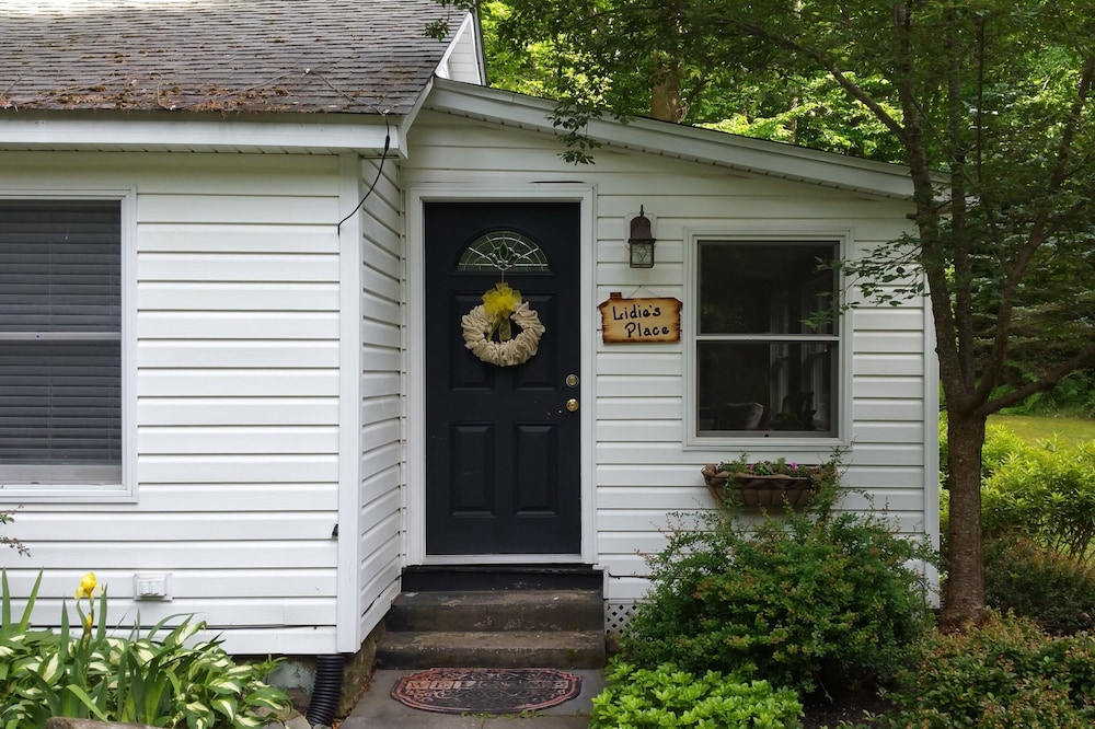 Lidie's Place - A Secluded Forest Cottage