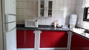 Réfrigérateur, micro-ondes, plaque de cuisson, blender