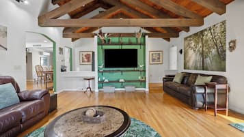 Smart TV, lareira, videogames, DVD player