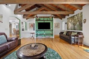 Smart TV, caminetto, videogiochi, lettore DVD