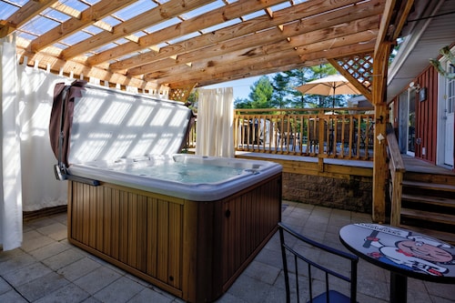 ADK Riverside Retreat-Heated Pool-Hot Tub- close to Lake George and Gore