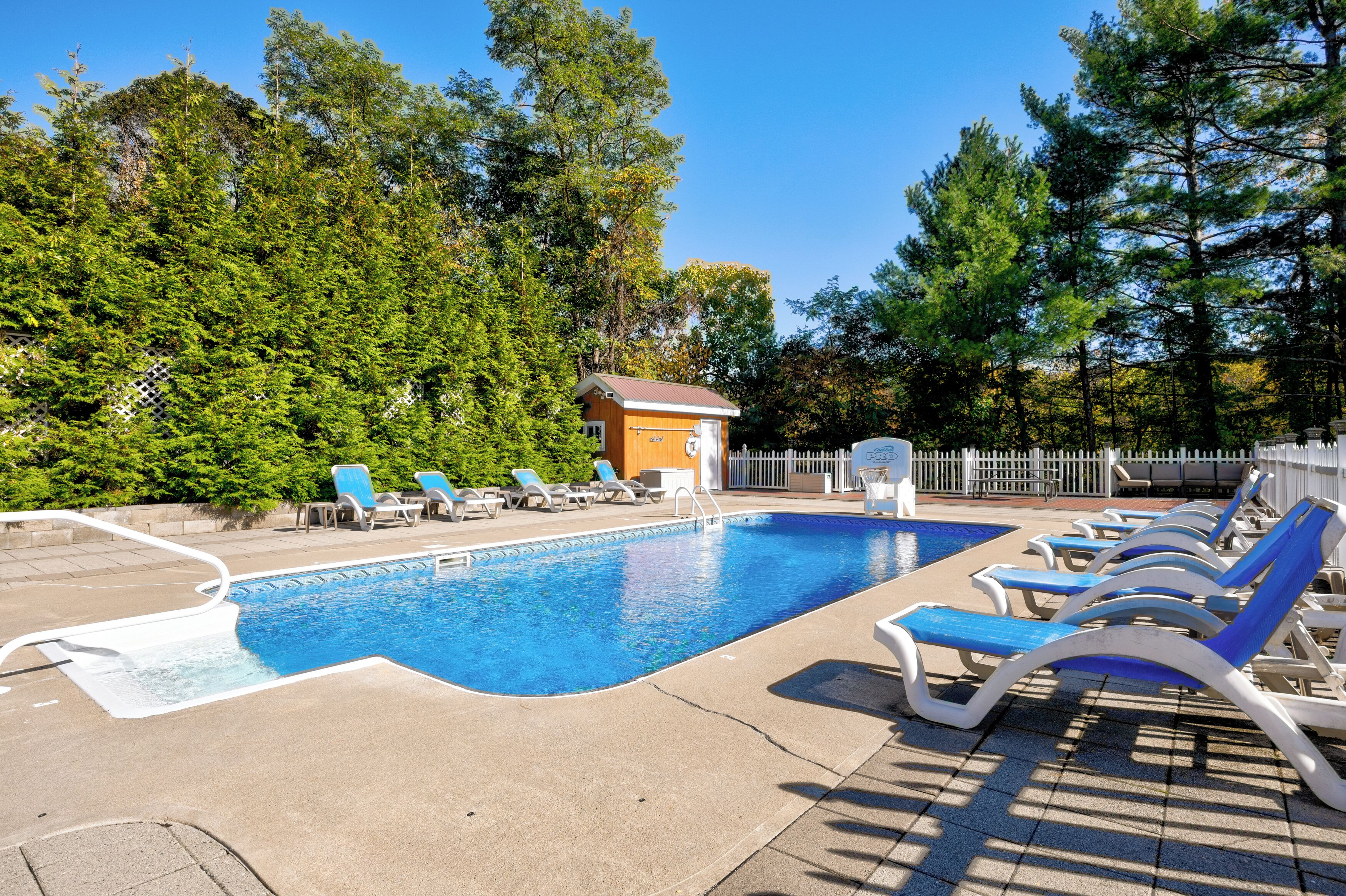 Una piscina al aire libre, una piscina climatizada