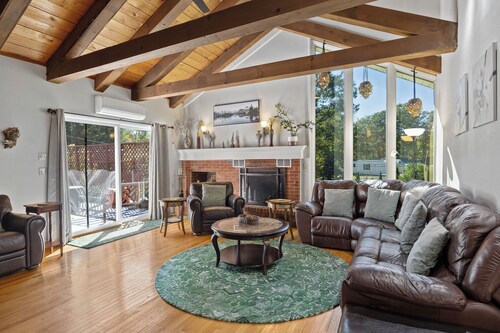 ADK Riverside Retreat-Heated Pool-Hot Tub- close to Lake George and Gore