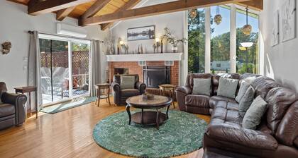 ADK Riverside Retreat-Heated Pool-Hot Tub- close to Lake George and Gore